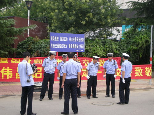 我公司保定慰问一线交警-伟昌铝材