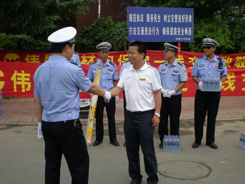 我公司保定慰问一线交警-伟昌铝材