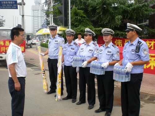 我公司保定慰问一线交警-伟昌铝材