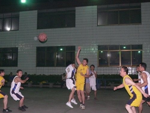 笑容可掬庆国庆，，，，，五彩缤纷展风范-伟昌铝材