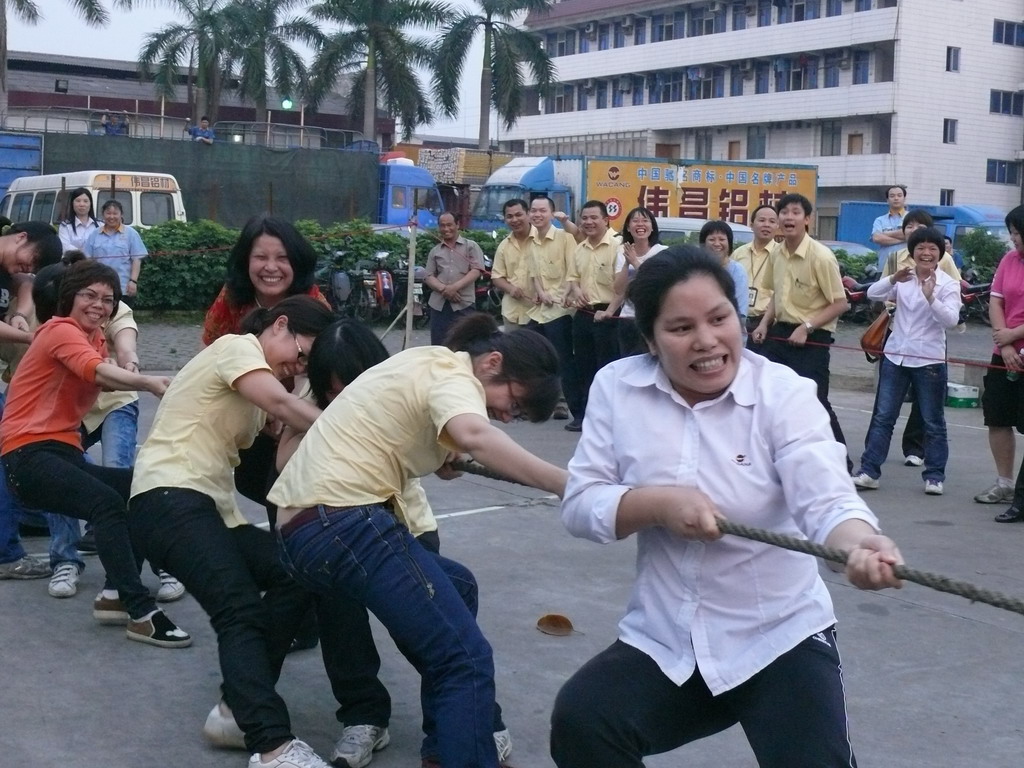 拔河庆“五一”-伟昌铝材