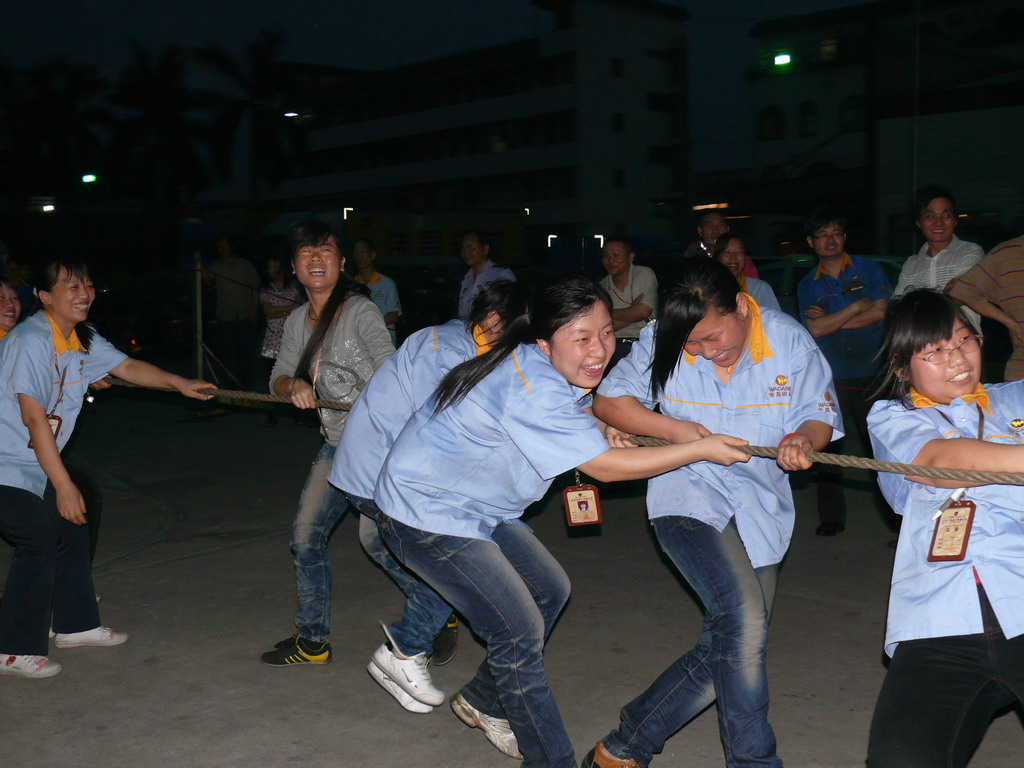 拔河庆“五一”-伟昌铝材