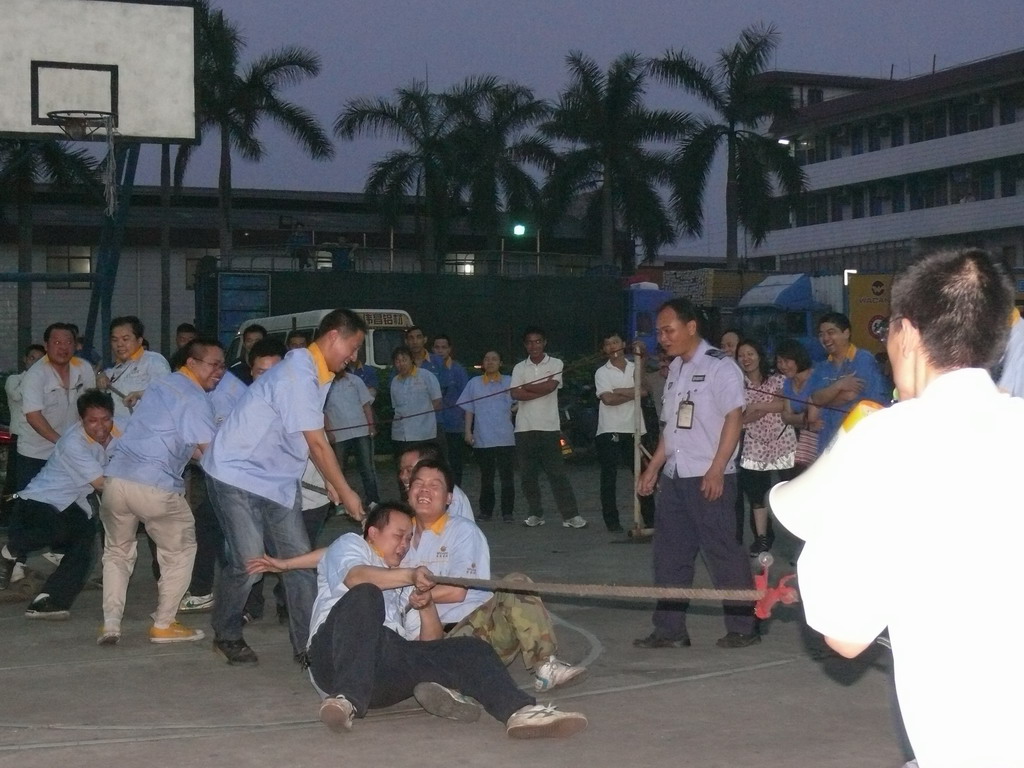 拔河庆“五一”-伟昌铝材