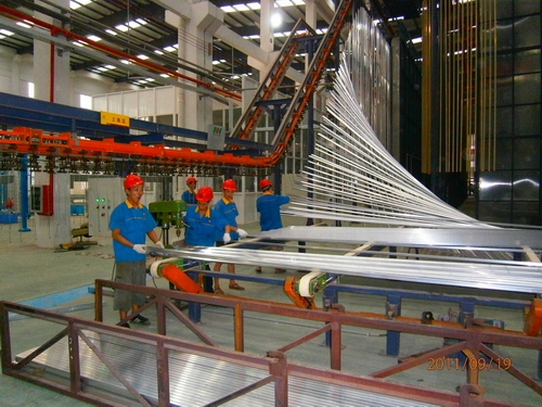 挤压试产开立异的纪元，，，立式喷涂完成华美转身-伟昌铝材