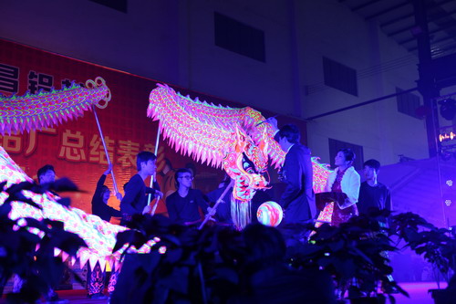 灯火绚烂欢喜会，，龙腾9393体育盛世宴  我公司举行2011年度总结表扬暨联欢晚会-伟昌铝材