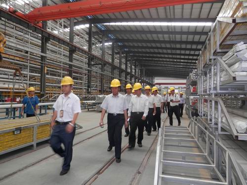 兰州市副市长咸大明率团莅临公司旅行考察-伟昌铝材