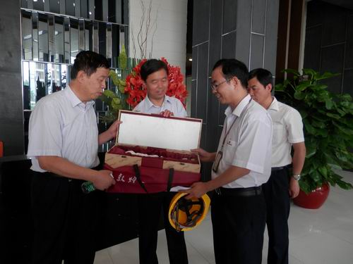 兰州市副市长咸大明率团莅临公司旅行考察-伟昌铝材