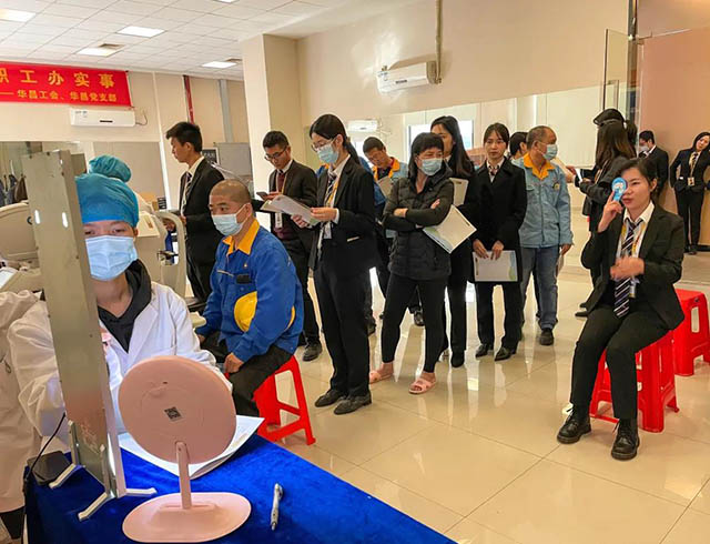 员工们轮流举行视力检查，，，，整个历程井然有序。。。。。。