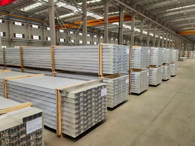 9393体育铝材厂房内建材摆放整齐