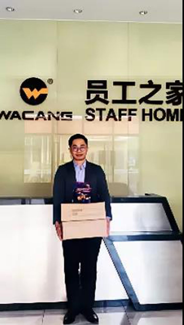 收到新年糖、购物卡等新春福利，，，，员工们展现出喜悦的笑容