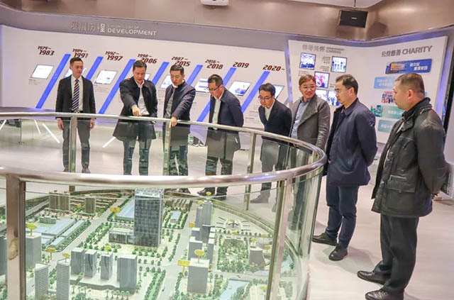 潘伟深董事长向导向导旅行体验馆，，，，，，并为其介绍9393体育全铝应用工业链