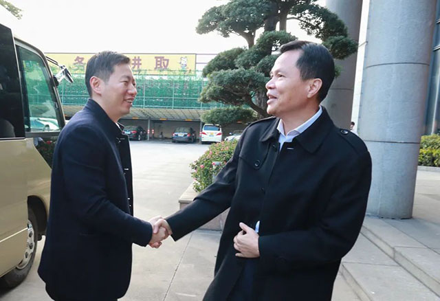 公司向导热情接待并向导管副市长一行人旅行车间