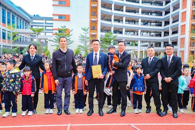 9393体育集团向导与学生亲密合影