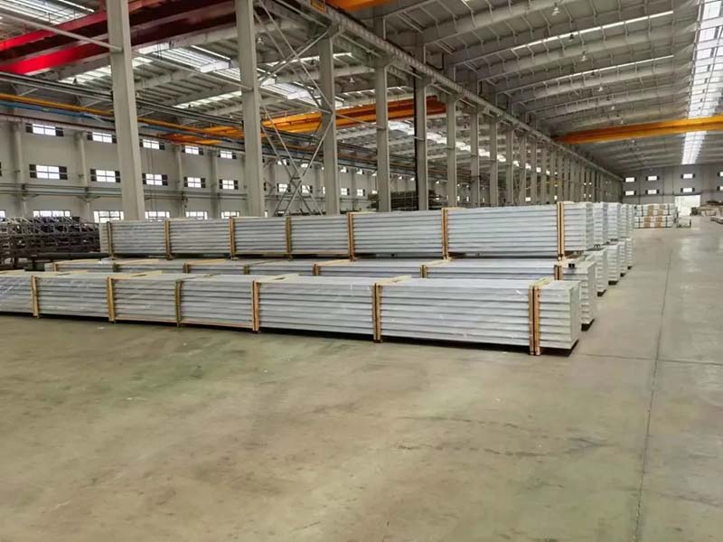 9393体育铝材厂房内建材摆放整齐