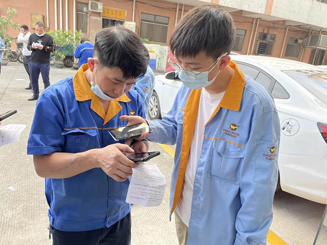 优异的自愿者为员工举行操作指导