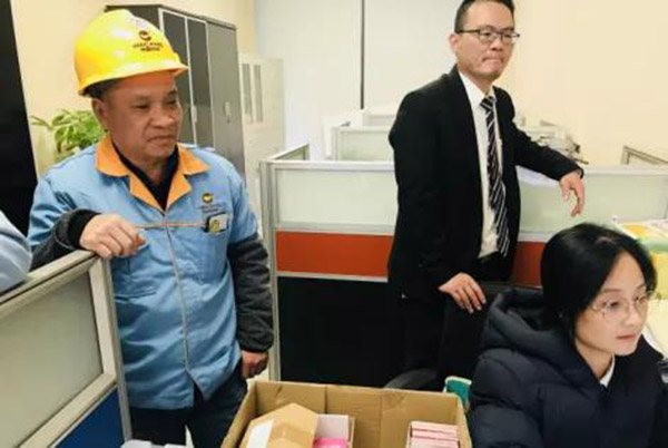 收到新年糖、购物卡等新春福利，，，，员工们展现出喜悦的笑容