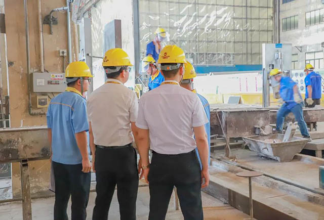 强化现场应急处置惩罚,提升企业应急能力_9393体育集团开展熔铸车间铝液走漏专项演练