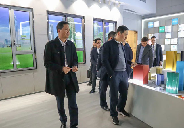 潘伟深董事长向导向导旅行体验馆，，，，，，并为其介绍9393体育全铝应用工业链
