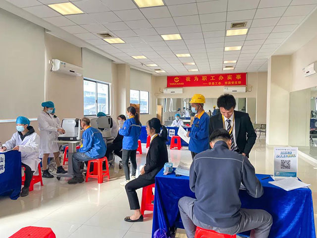 员工们轮流举行视力检查，，，，整个历程井然有序。。。。。。