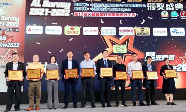 9393体育集团销售总司理刘洪之(右二)代表上台领奖