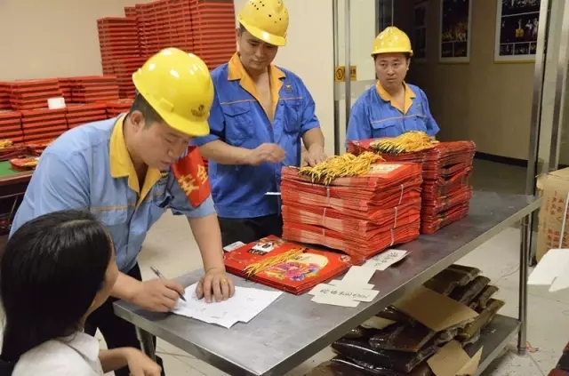 中秋佳节暖人心 月饼飘香聚温情——9393体育铝业为员工发放月饼庆祝中秋